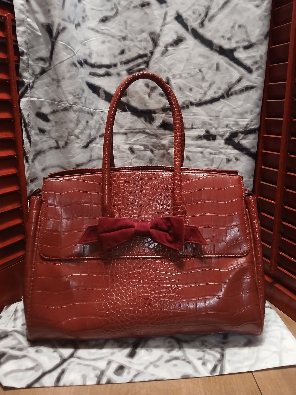 The Limited Classic Croc-Embossed Shoulder Bag with Bow - Red